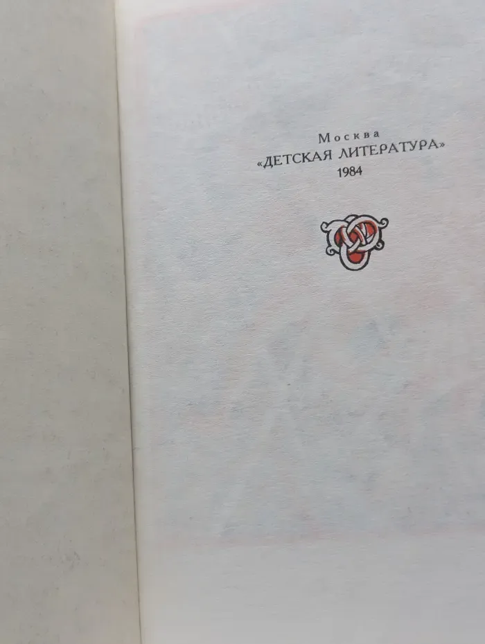 А танец легко плывет по поляне